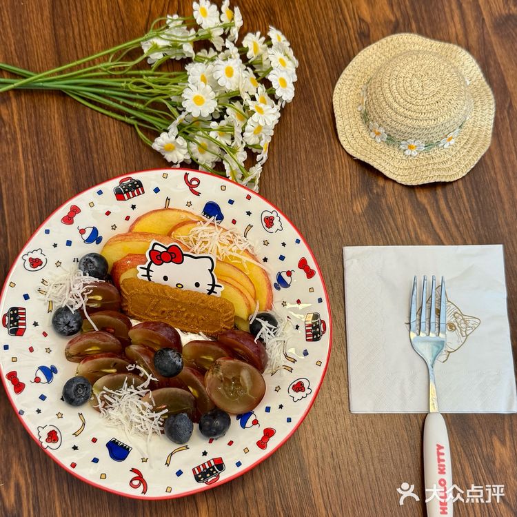 随便坐哪个位置拍照，背景里都能捕捉到Kitty的小身影