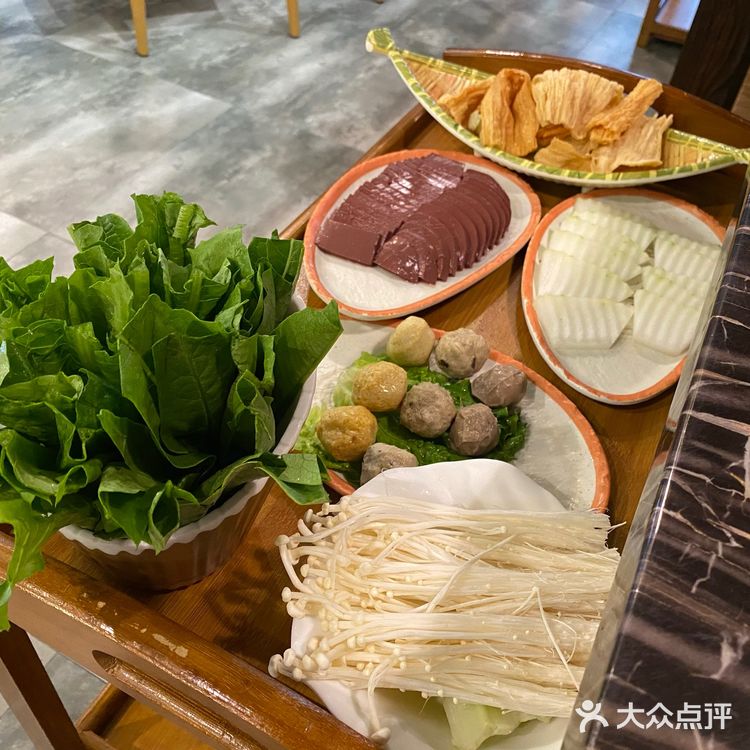 灯光有点暗 其他还好基本都是冲着这个团购去的!