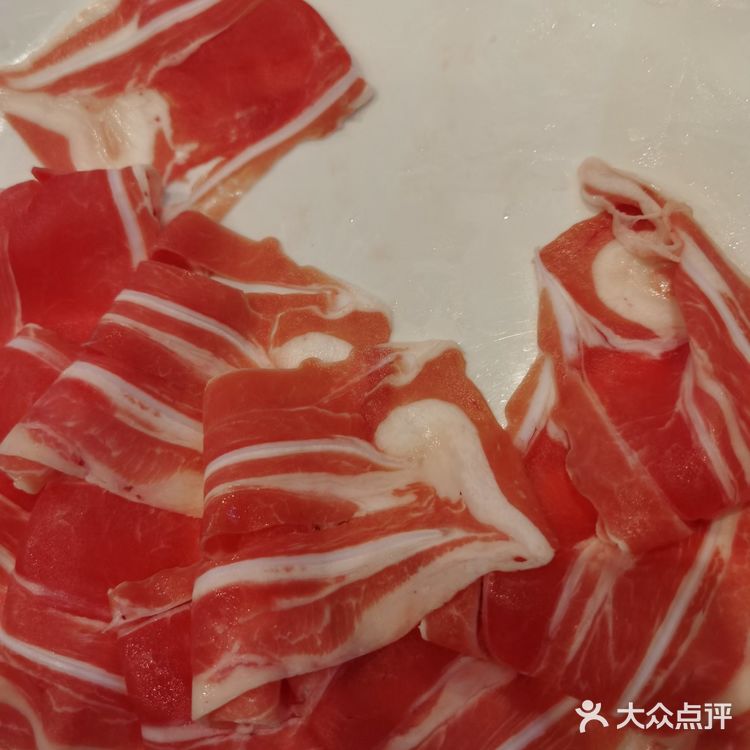 大片肉放进去涮好后，配上芝麻酱料碗