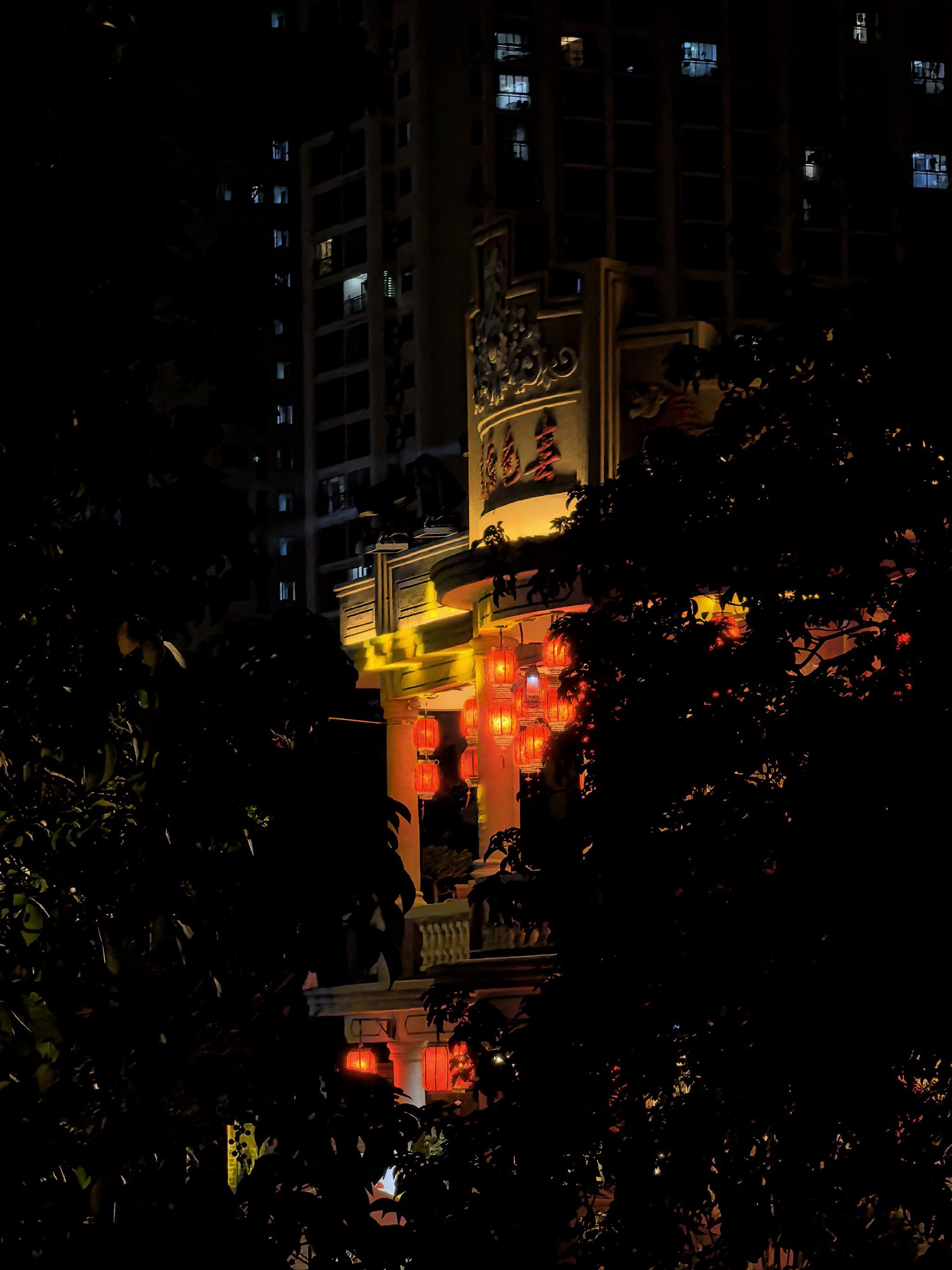 夜晚灯火通明