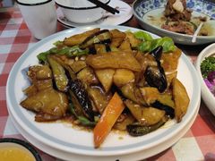 地三鲜-东北哈尔滨酱骨头馆房掌柜铁锅炖