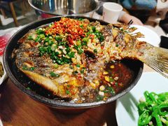 铁板鲫鱼-聚鑫朋酸菜肥肠(文艺路口店)