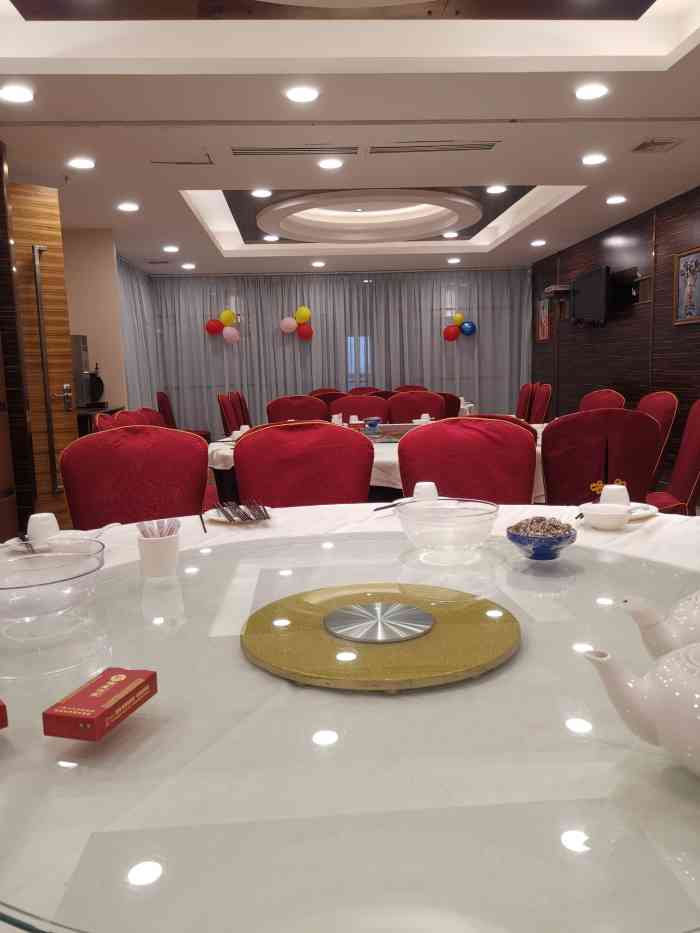 海宝酒家(中山四路店)-"第一次来这家酒楼吃饭,中午时间,没什么年.