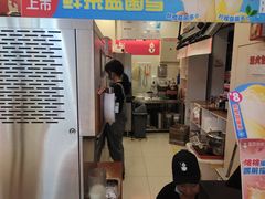 -蜜雪冰城(动物园地铁A口旁小吃街店)