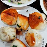 大早上排队的街边早餐小店❗人气水煎包口味挺不错