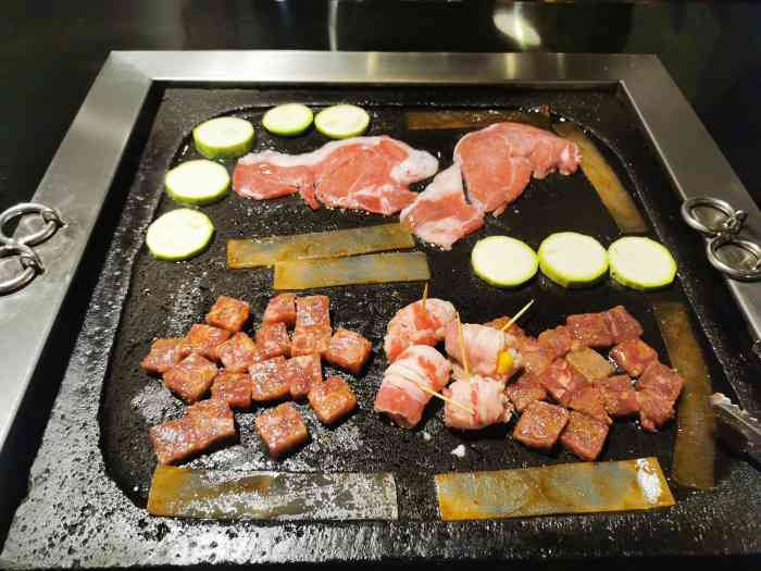 壮志路33号火山石烤肉-"学校周边的烤肉果然性价比超高,吃肉吃到饱.