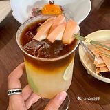 窗口位置往外望就是绿意，没有梧桐树是唯一的遗憾