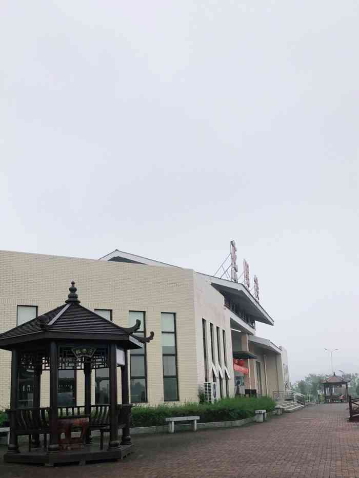 花明楼服务区停车场