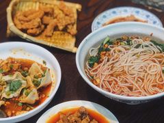 阿婆酥肉-爆炸头阿姨小四川正宗川味小吃(无任何分店)