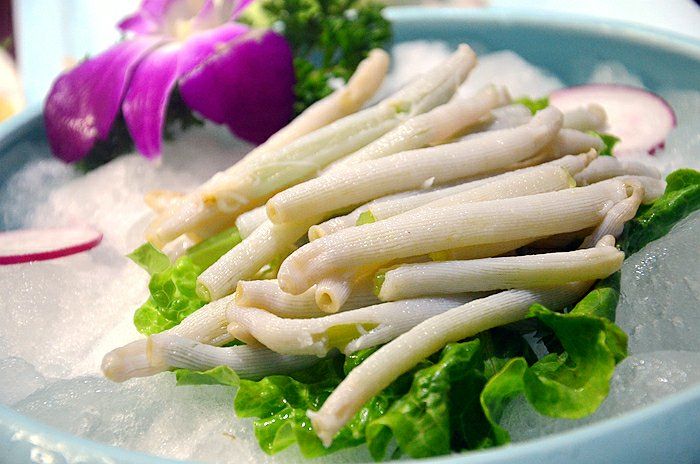 白灼沙虫,每只沙虫中都塞入了一根芹菜,清脆爽口,鲜美清新.