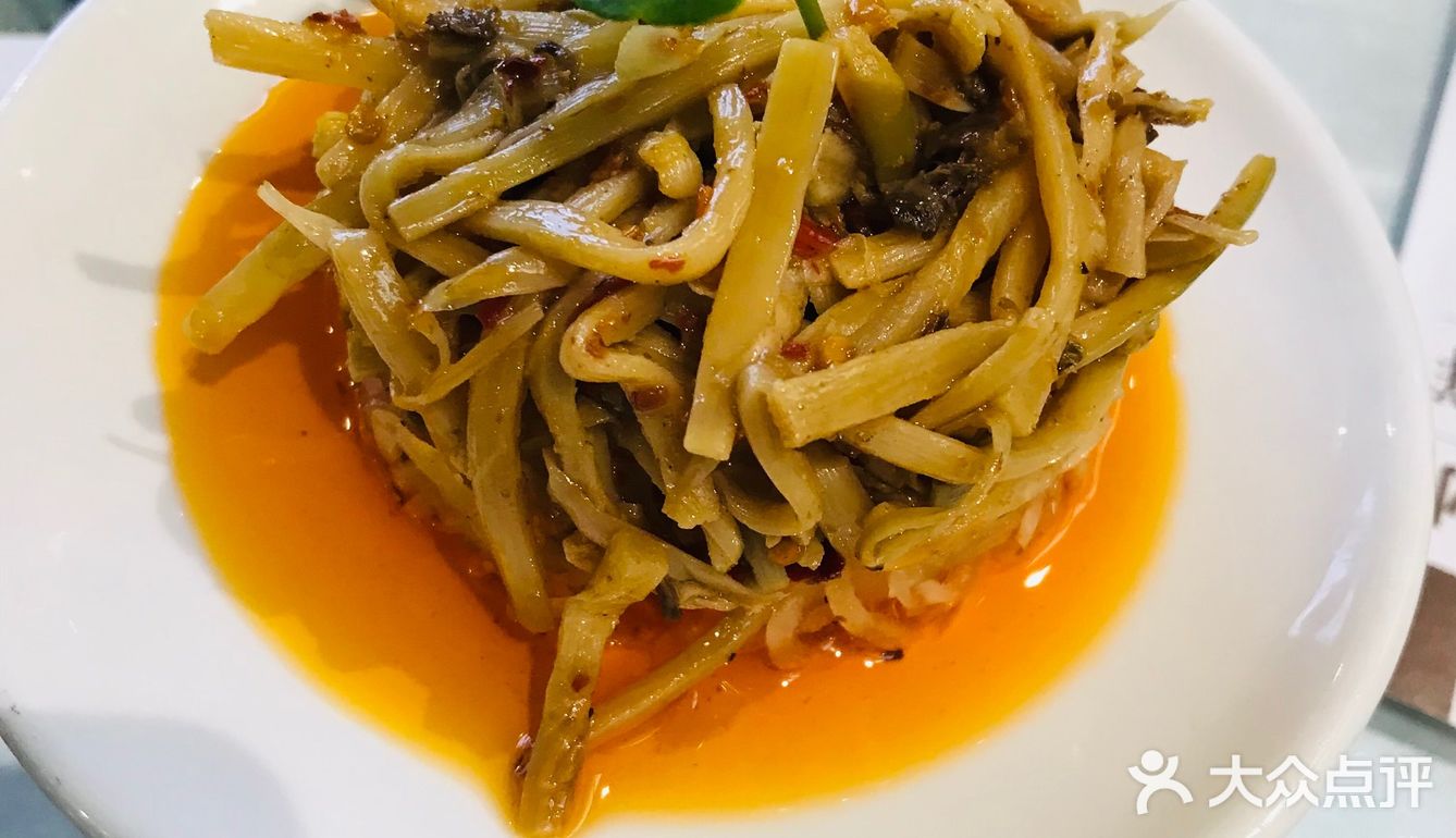 蘸啥都好吃，小笼包皮很软，里面的肉馅很香