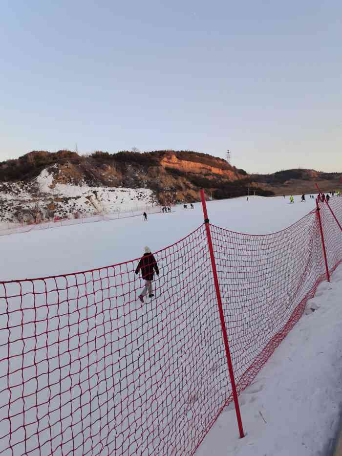 曦岭雪山滑雪场-"比较便宜 基本还行.但是地方太小有点简陋.