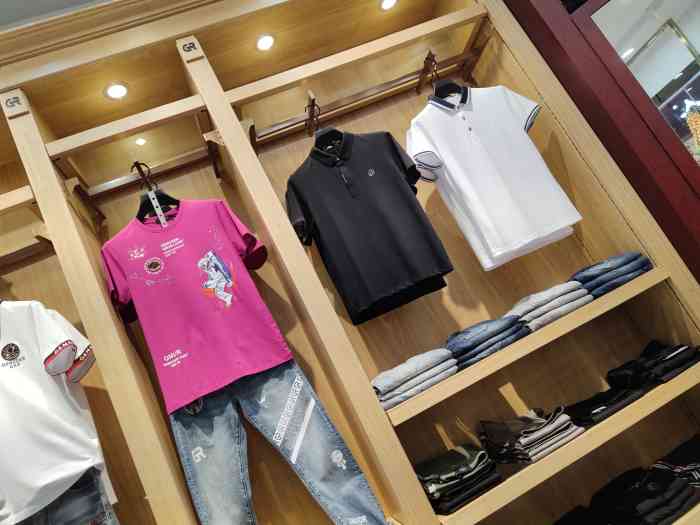 戈诺尔男装-"家男装店是在滨海六路种悦广场里面的,一进.