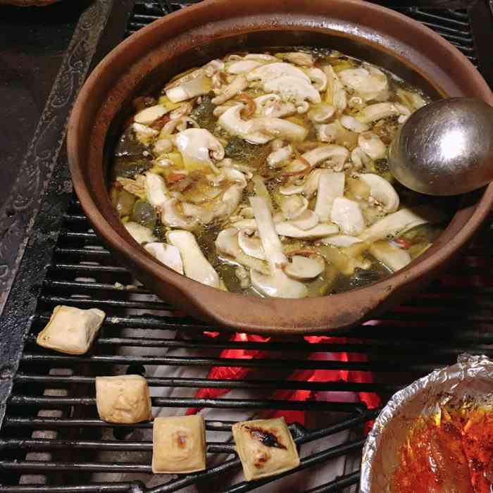 韶锅故里-火塘火锅-"半山吹烟,韶锅故里.几个朋友,在半山腰.