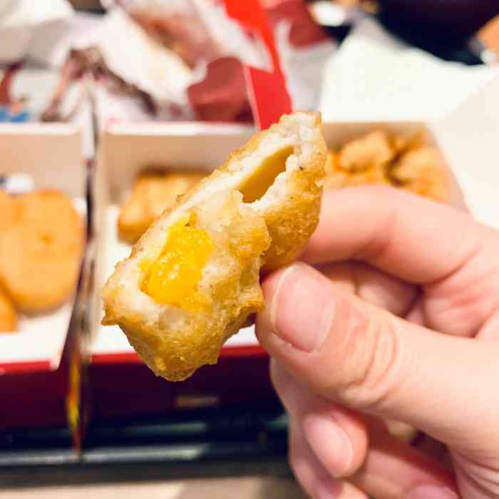 新品咸蛋黄爆浆鸡块还行,喜欢咸蛋黄的肯定喜欢.吃多了会腻.
