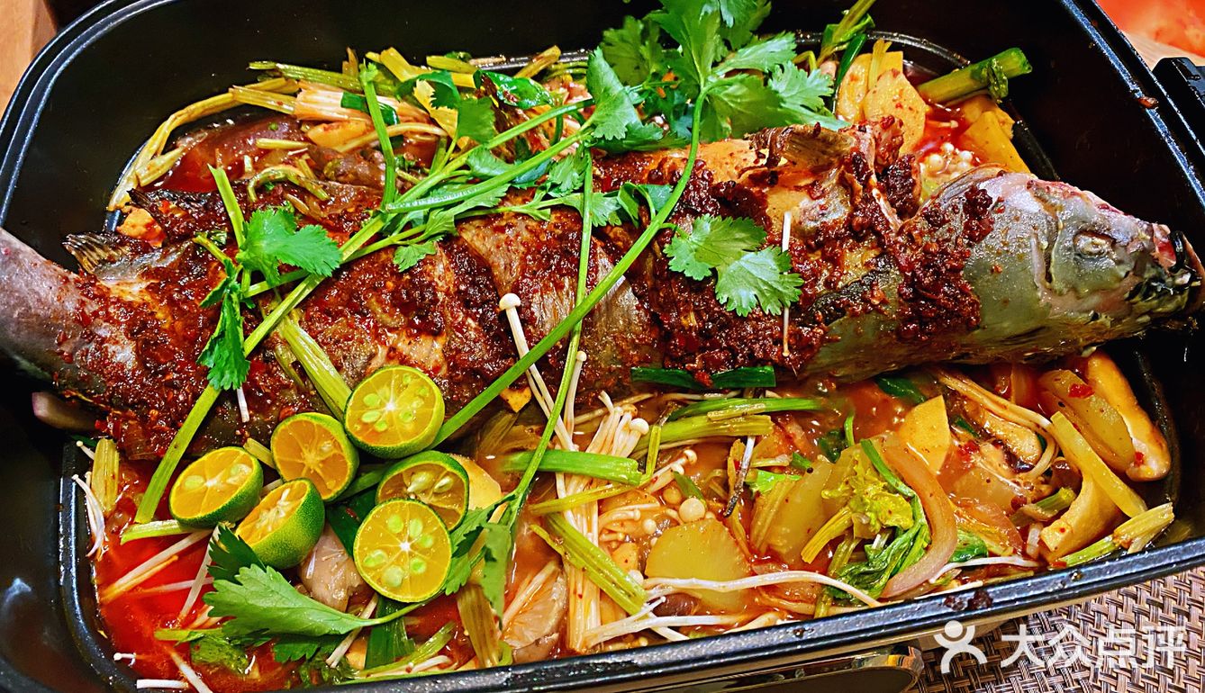 今天用摩飞锅做了烤鱼买了一条鮰鱼配上各种菌菇蔬