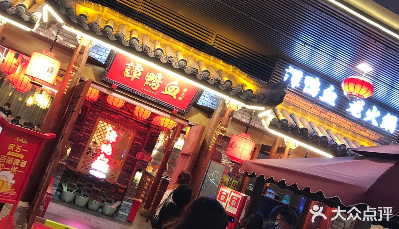 在王府井正街 因为正街其它店还没有开张