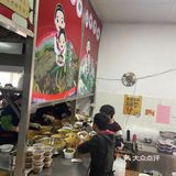 排队的人有点多 门口也有好几个外卖小哥在等