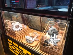 面包甜点陈列柜-弘祥蜂蜜大麻花(烟大店)