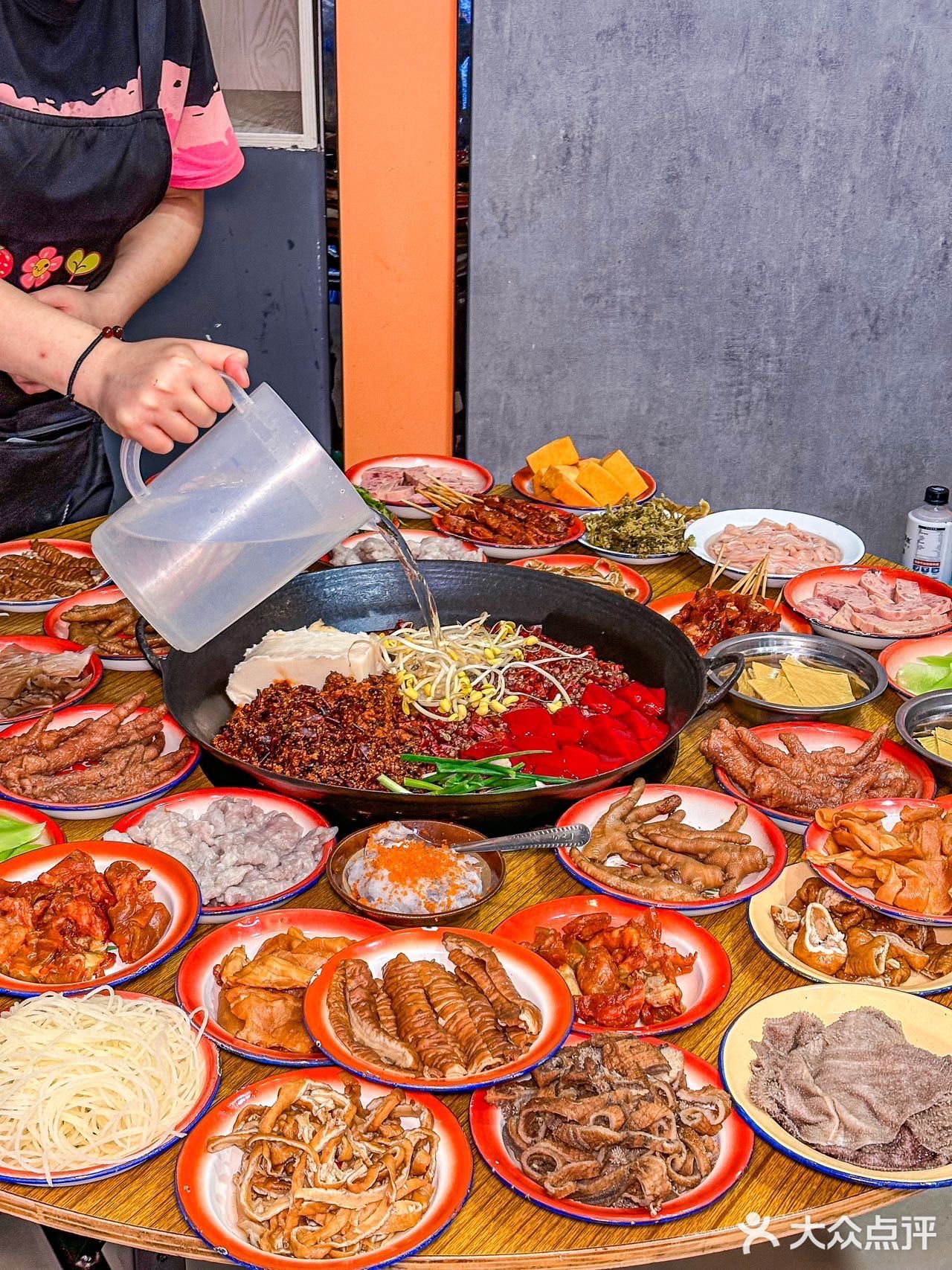 重庆就是这样，藏在社区的火锅味道都好地道！