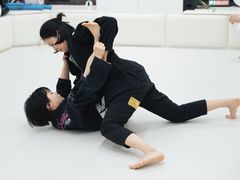 -菠萝格斗巴西柔术训练馆