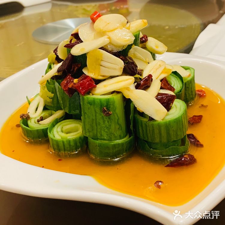 猪耳朵，牛头肉，凉粉，都不错，西湖牛肉羹，肚丝汤