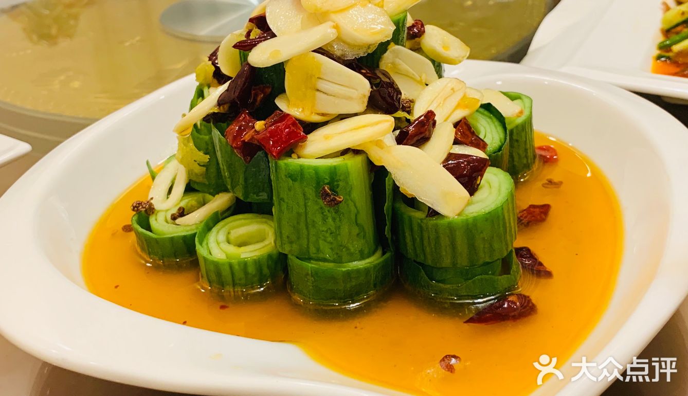 猪耳朵，牛头肉，凉粉，都不错，西湖牛肉羹，肚丝汤