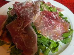 芝麻菜沙拉配风干火腿-羽深肉铺 Steak & Wine