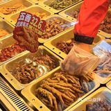 路过一定要买！它家虎皮鸡爪真的好好吃啊..