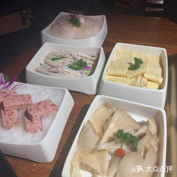 和小伙伴去吃毛肚1.5份 黄喉1.5份这种