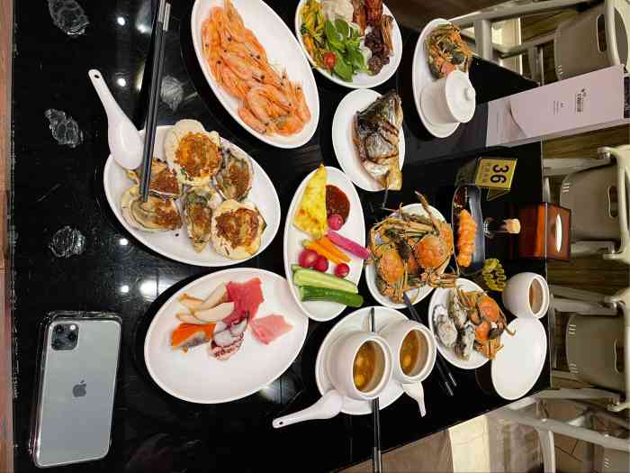 自助餐 海鲜类都很新鲜 最喜欢的就是现烤的羊肉串和小腰 河蟹虽然个