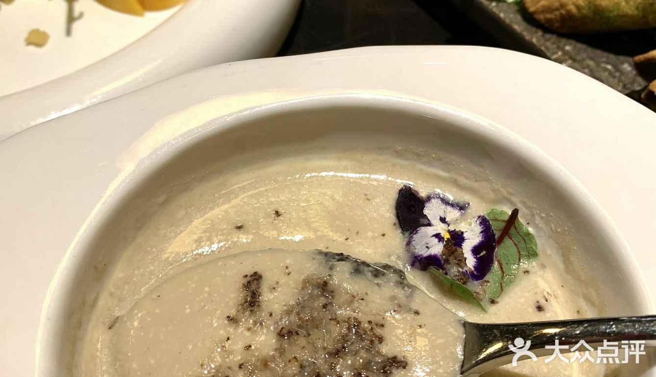 资深吃货良心测评，青酱蒜香青口贝、和牛眼肉佐黄油时蔬超满足！