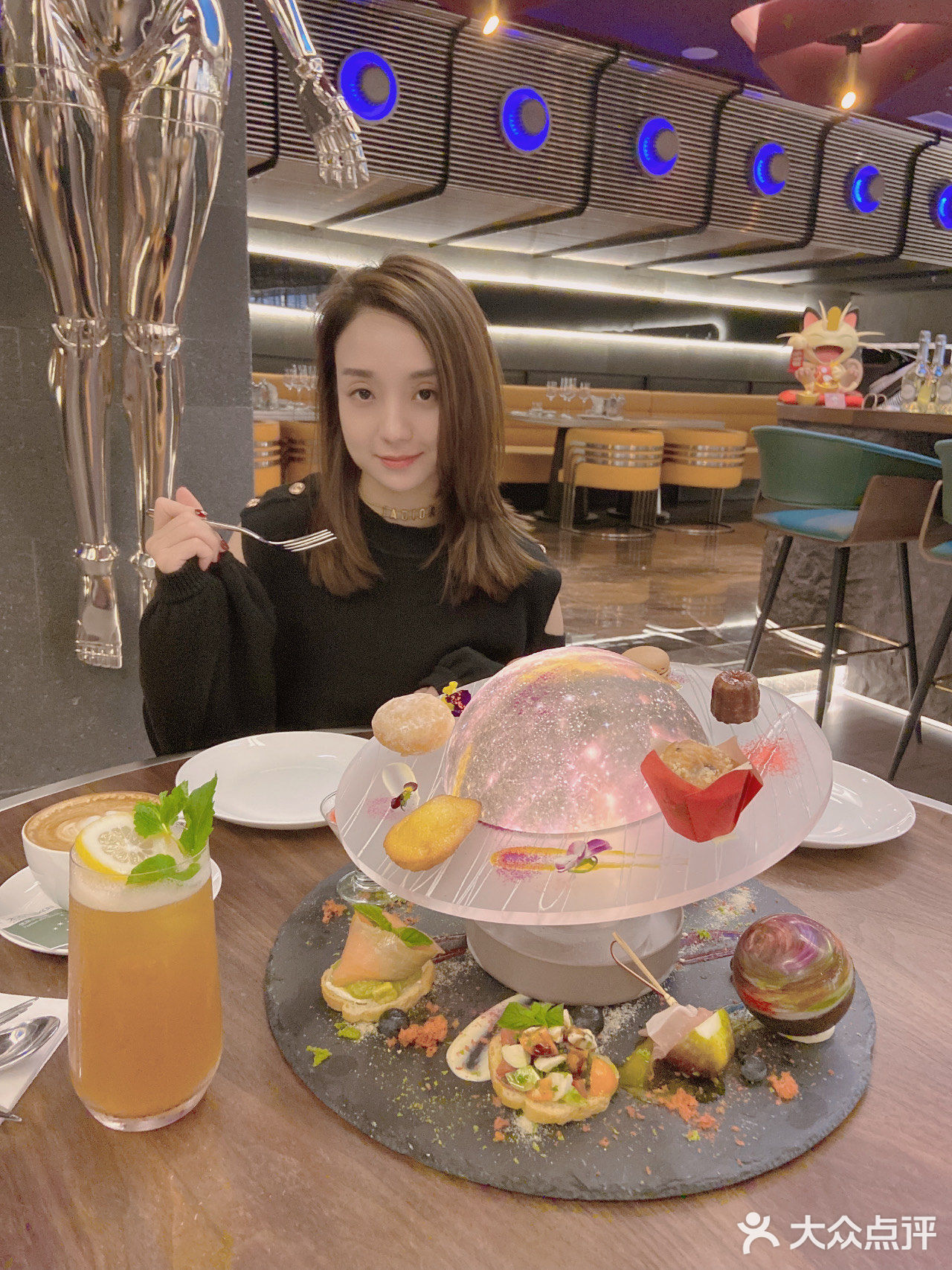 未来感十足的西餐厅🍴？！还是酒吧？！