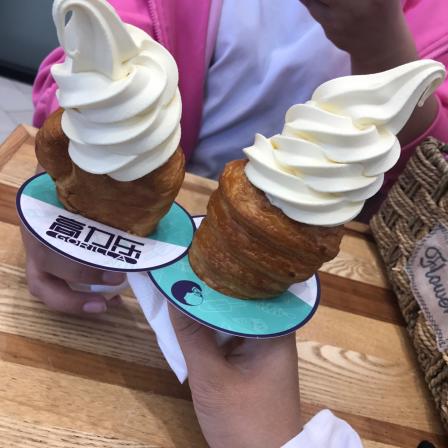 店面不是很大,办会员送了一个冰淇淋,味道还是不错的,下面是牛角包的.