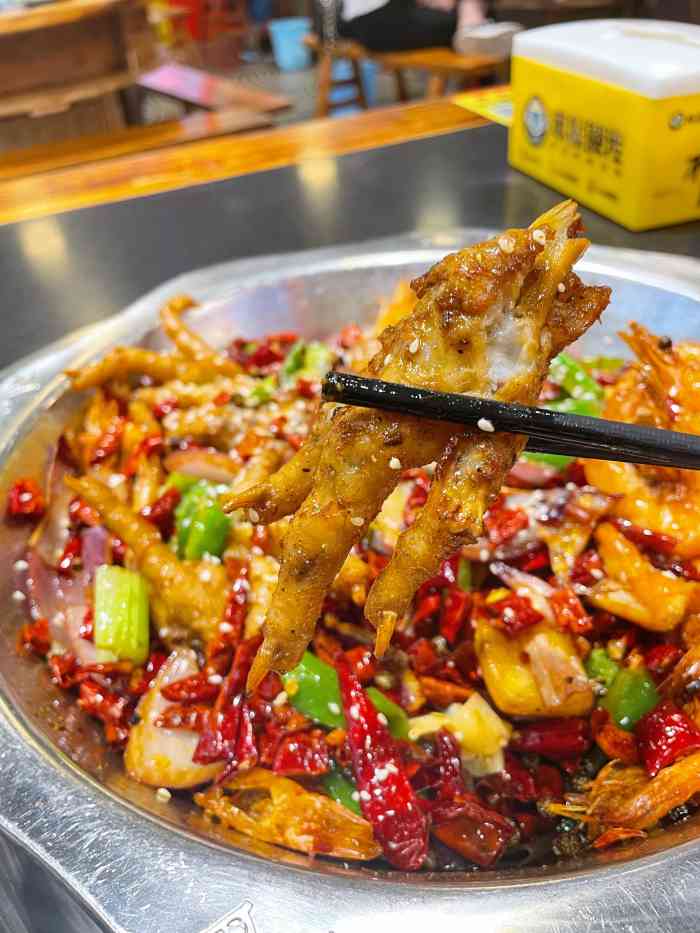 重庆金爪爪特色干锅(观音桥店)-"观音桥轻轨站2号口出来右转,直走,就