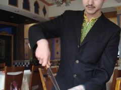 帅哥啊～眼睫毛超长的，在帮我们切羊腿-维吾尔餐厅(宜山路店)