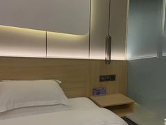-欧辰国际酒店(重庆欢乐谷轻轨站店)