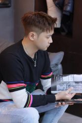 -一家只做男发烫染的店