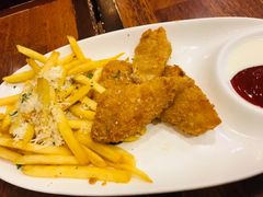鳕鱼饼配薯条-玛格萝妮比萨屋(陆家浜路店)