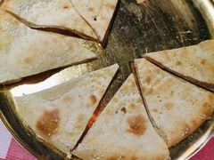 刚出炉的烤馕-西域阿里马新疆菜·清真(桂花路店)