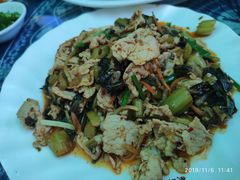 酸腌菜炒肉-瑞丰园庭院餐厅·白族传统家常菜