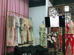 点击看大图 -曼青婚纱礼服馆