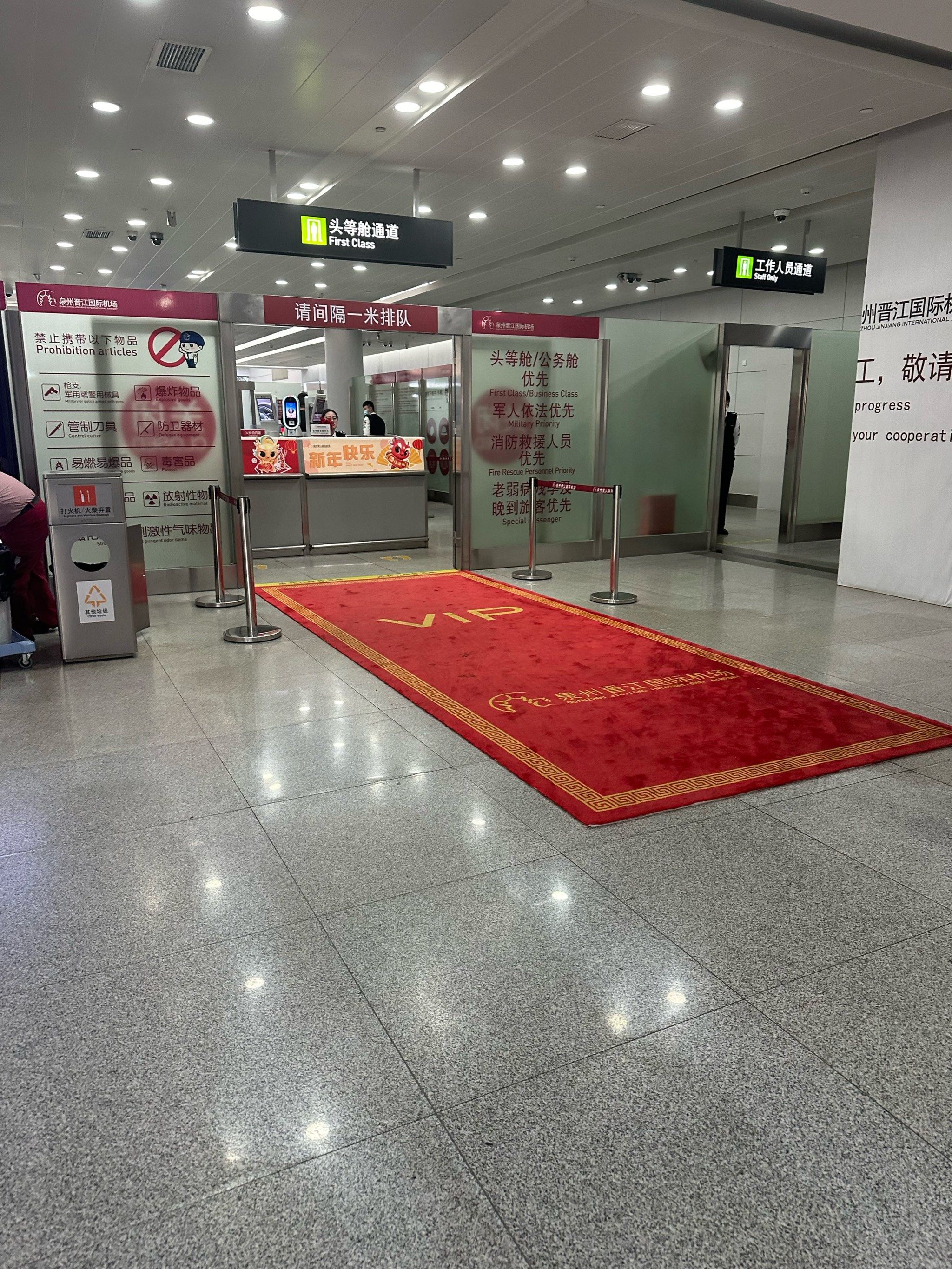 晋江机场是军民合用机场 登机后起飞降落都不能打开遮光板