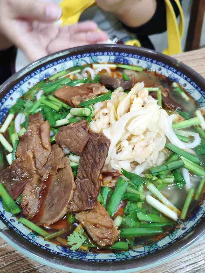 花溪牛肉粉-"吃的牛肉米线,清汤寡水的,牛肉几片,米线.