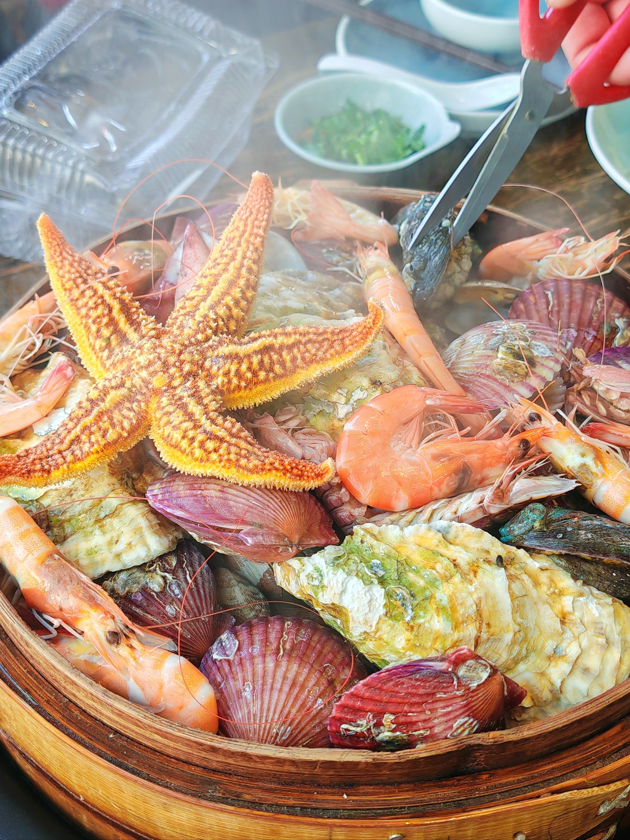 中午踩点来落座第一桌
海鲜池就在店里面,感觉腥味有点重但能接受