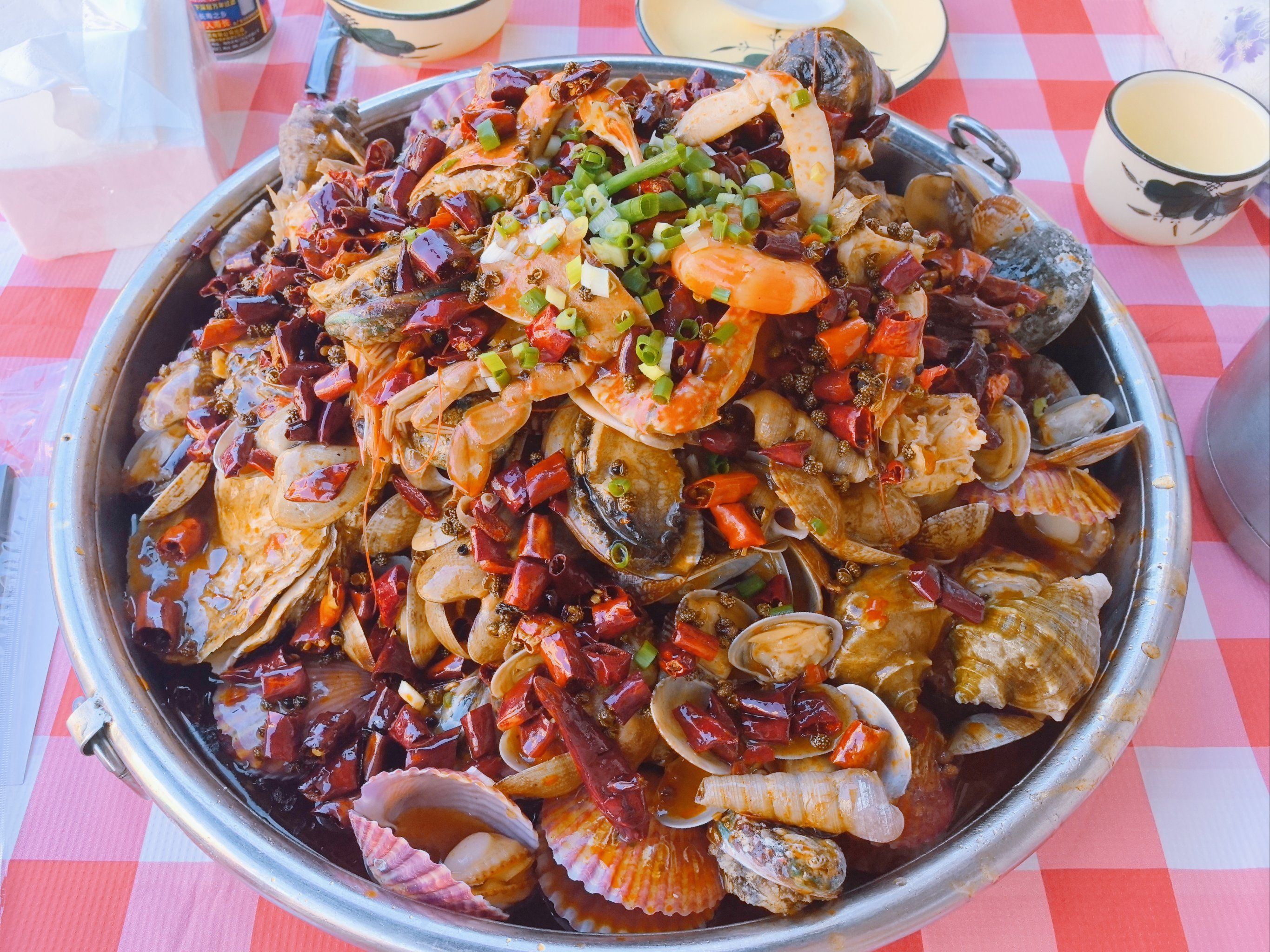 海鲜烧烤#海边美食疙瘩汤很鲜,还有这个海鲜大杂烩也太多了点吧,炒篌