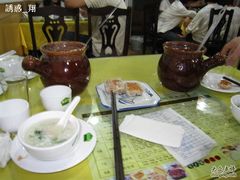 近点看，还是不大的罐子-布衣侯粥道馆(苍梧路店)