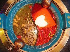 传统麻辣红油+有料酥肉豆花锅-吼堂老火锅(万寿宫店)
