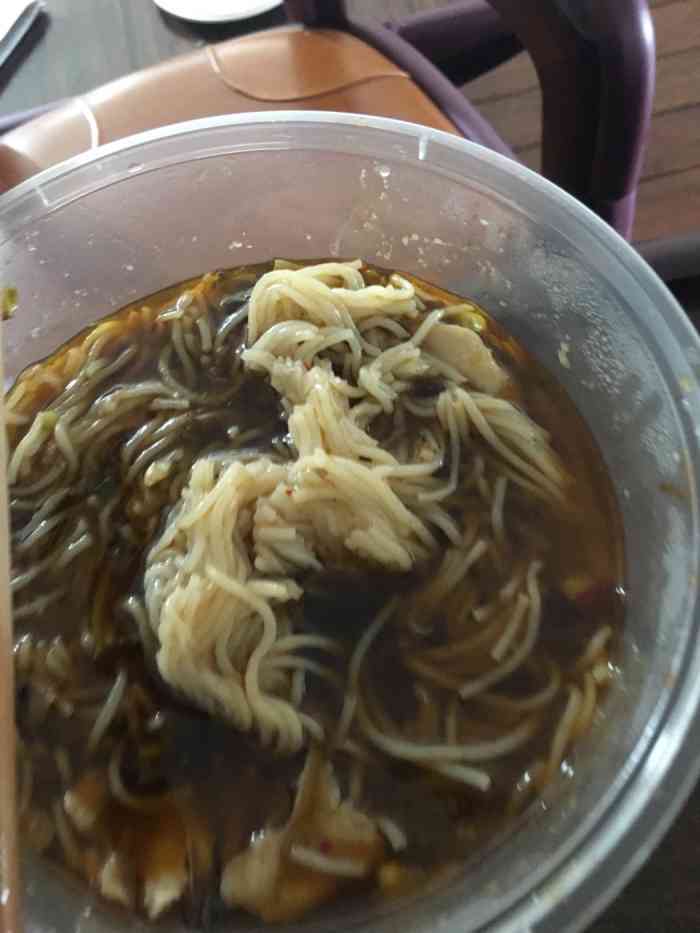 鱼米线更是,全部都是坨坨.伴的木耳,直接用手抓的.恶心死了.