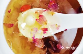 Lily, Peach Gum and Tremella Soup for Beauty